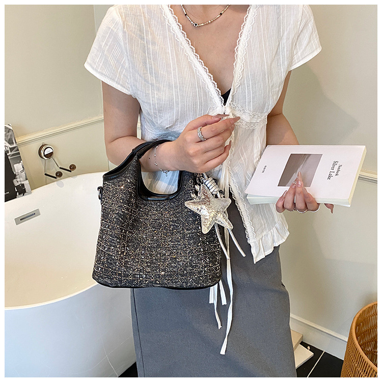 A niche design, fashionable and versatile single-shoulder hand-carry commuter bag for women, a new summer 2025 simple crossbody bucket bag undefined