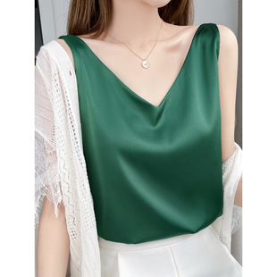 �z��������Ů�ȴ������b�׺�ɫ��׾��挒������һ�����l¶������