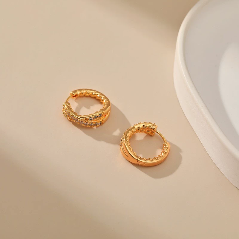 Classic universal copper earrings with pigtail, simple and elegant design, 18 carat, golden color, European style