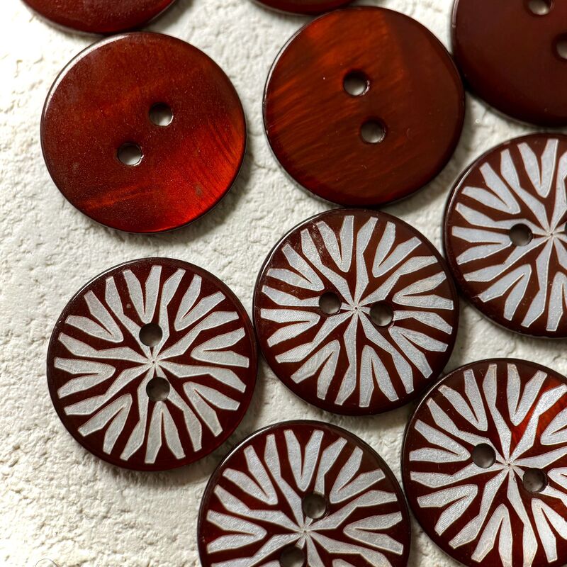 Natural Shell Buttons in Red with a Cool Laser Design for Spring and Summer Cotton-Linen Shirts, Jackets, and Accessories Natural Shell Buttons in Red with a Cool Laser Design for Spring and Summer Cotton-Linen Shirts, Jackets, and Accessories