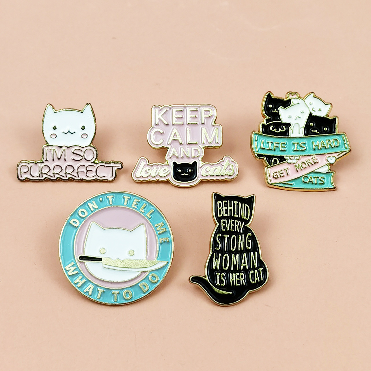 Broche de gatito de dibujos animados transfronterizo, accesorios personalizados con letras en inglés, pines decorativos para tops y mochilas.