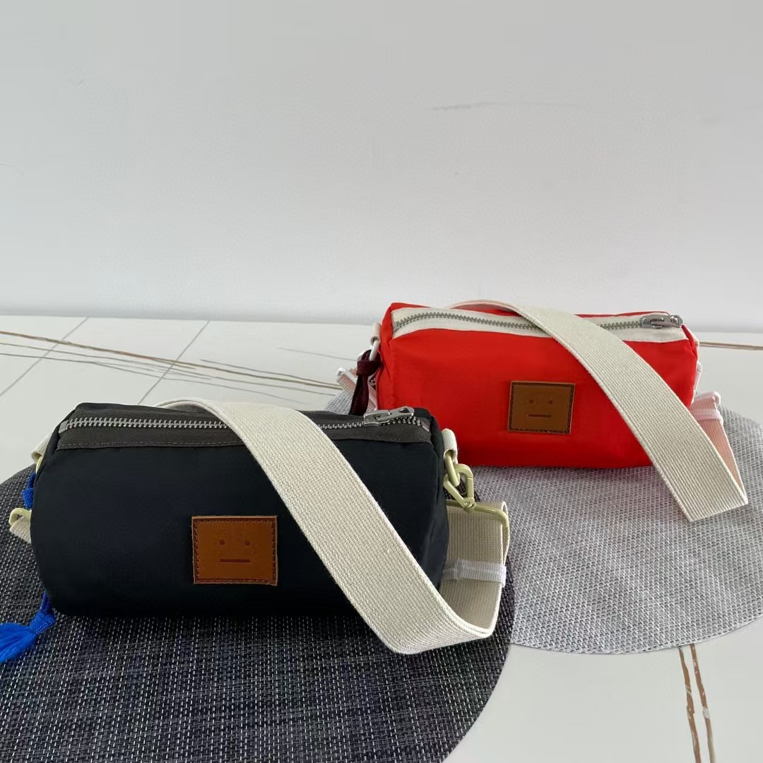 Universal waterproof nylon sports one-shoulder bag for men and women