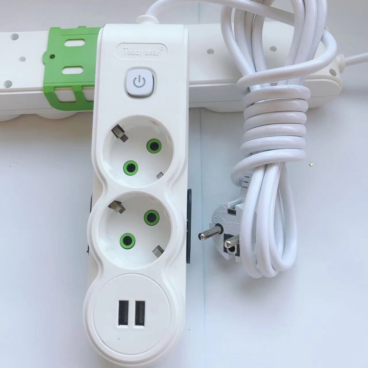 Ventas directas de comercio exterior transfronterizo USB enchufe de carga Euro Oriente Medio Asia Central Indonesia Ucrania Rusia placa de enchufe