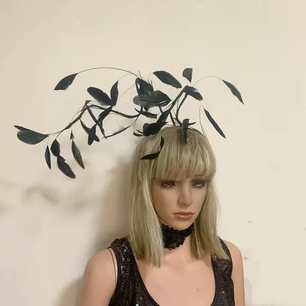 Creative British socialite vintage feather headband, headpiece for runway shows, styling hair accessory, model photography head ornament