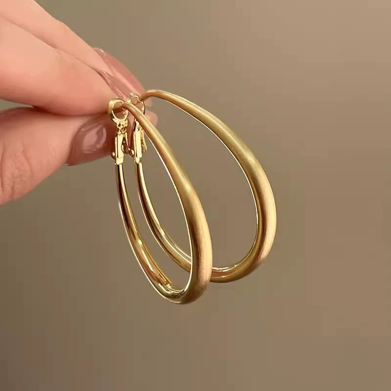 Золотые длинные серьги с кисточками, стиль лёгкой роскоши