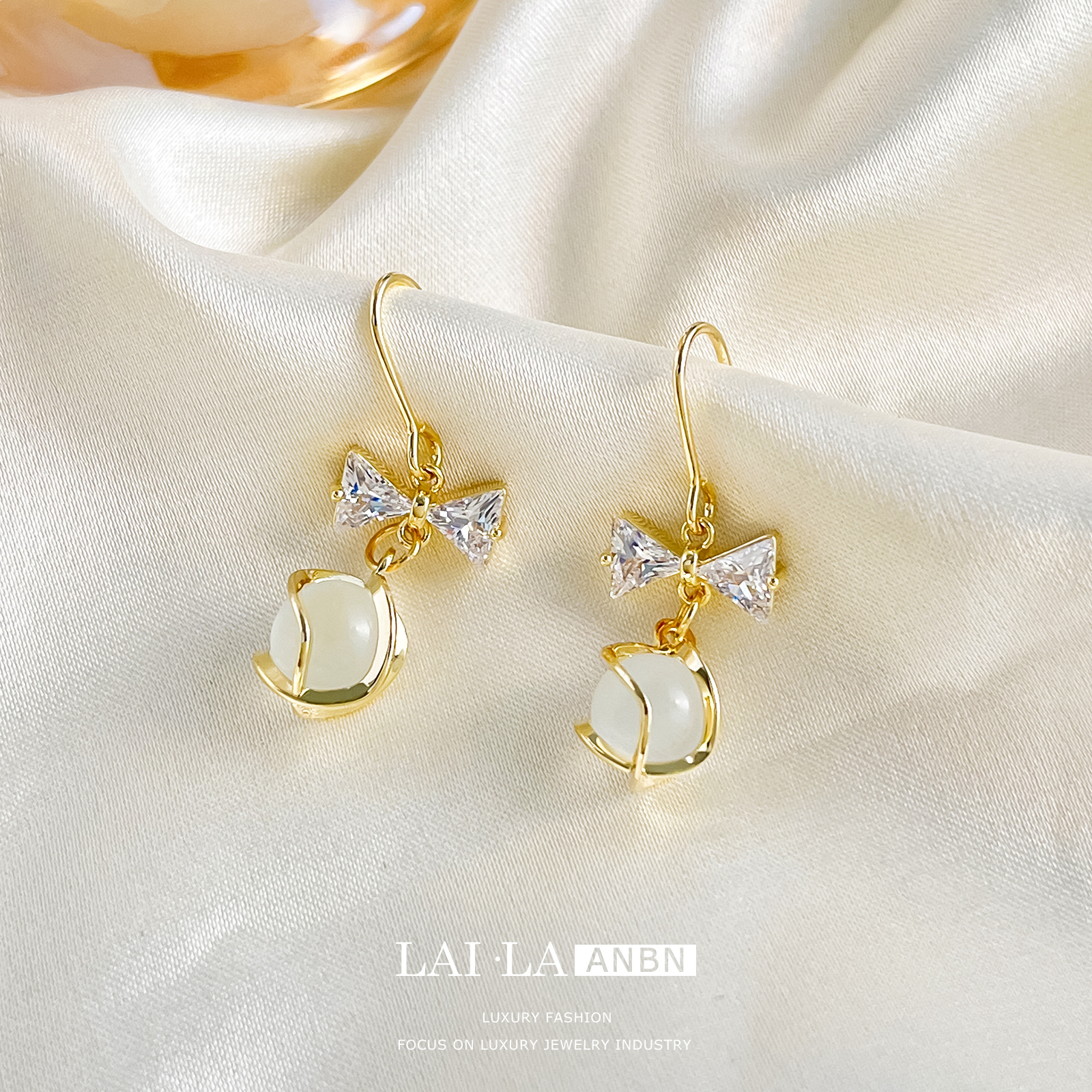 La señorita Qianjin Francés Hepburn Socialite pendientes arco mosquito bobina oreja clip earless pendientes para las mujeres de invierno