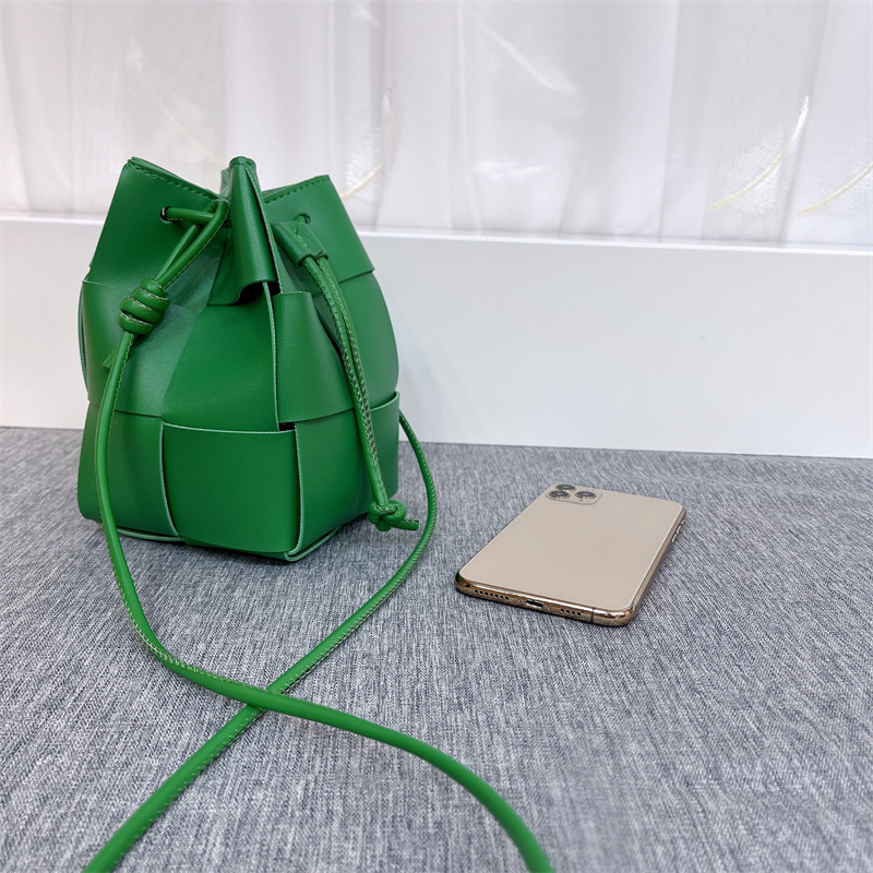 Femmes Mini Faux Cuir Couleur Unie Vêtement De Rue Chaîne De Caractères Sac Seau display picture 7