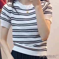 夏の新型の色合わせのストライプのニットの気質のファッションは半袖の上着の女性のデザインに合わせて温かみがあります。