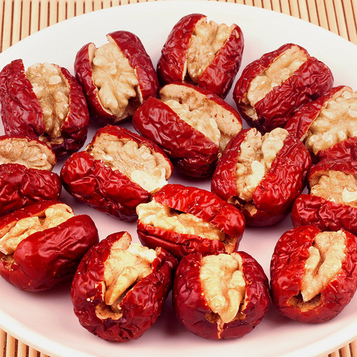 Send Xinjiang jujube with walnuts 500g, independent packaging red dates with walnuts, snack food red dates with walnuts
