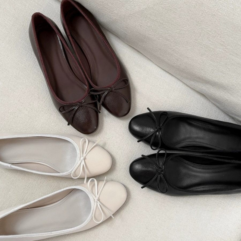 Sheepskin retro-style round-toe shallow-heel soft-soled slip-on ballet flats with a bow detail, suitable for commuting and featuring a hidden heel Sheepskin retro-style round-toe shallow-heel soft-soled slip-on ballet flats with a bow detail, suitable for commuting and featuring a hidden heel