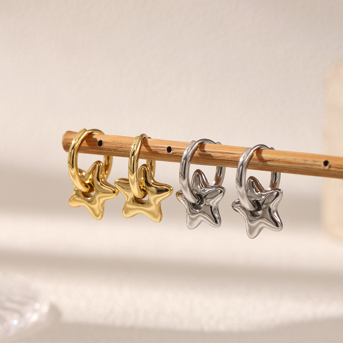 Taina europa y americana auriculares de acero inoxidable lujosos personales estilo de lujo universal estrellas colgantes pendientes de acero de aluminio nicho de alta calidad para mujeres