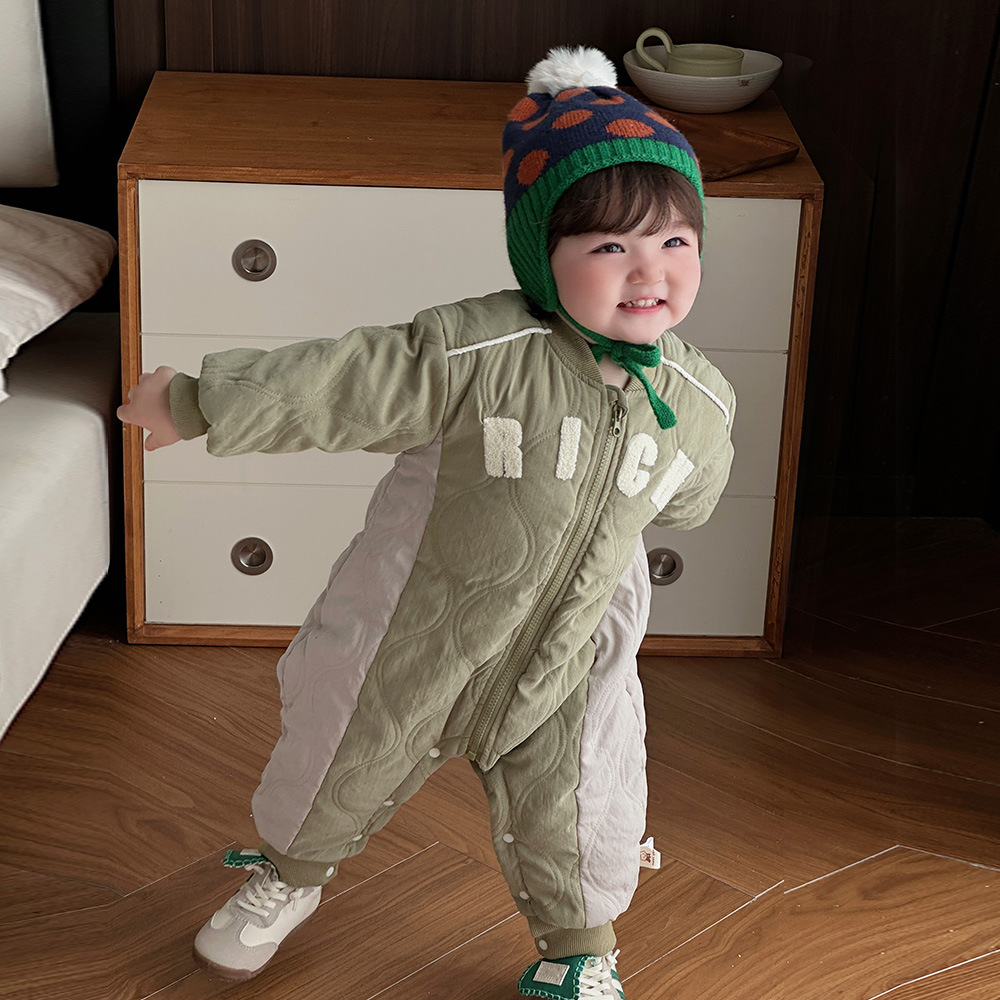 2024 nuevo invierno bebé coreano de dibujos animados letras de estilo occidental acolchado de algodón grueso cálido y cómodo abrigo de algodón de una pieza suave