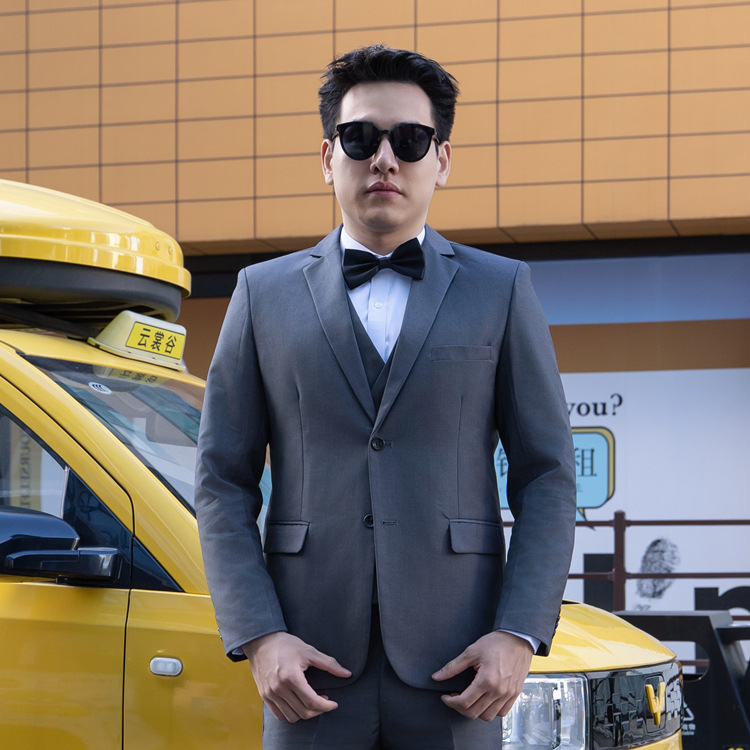 짙은 회색 정장