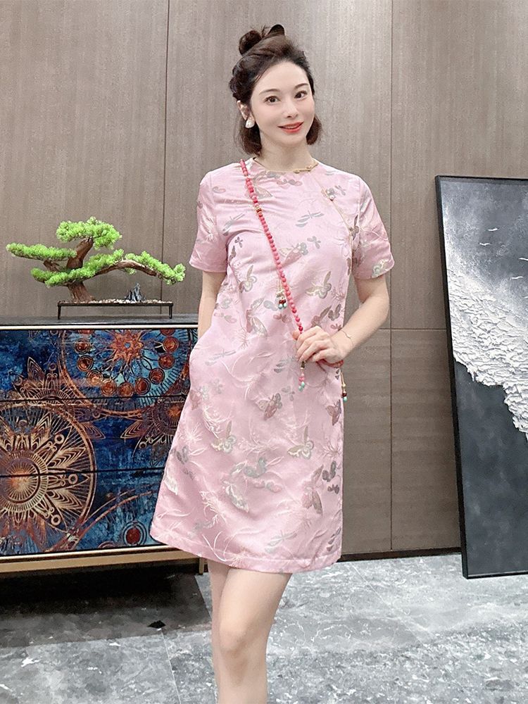 Đầm maxi sườn xám cách tân hoa nổi hồng phong cách Trung Quốc mới — Váy liền hoa nổi màu hồng chi tiết 5