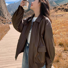 レトロな茶色の毛皮の服の女性2025春秋の新型の小さい子供の韓国版のゆるい革のジャケットの格好いい機関車のコートの女性
