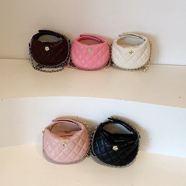 El popular bolso para niños mini camelia de este año 2024 nuevo bolso de cadena de diamante de textura de estilo nuevo bolso de niña de cambio de mensajero