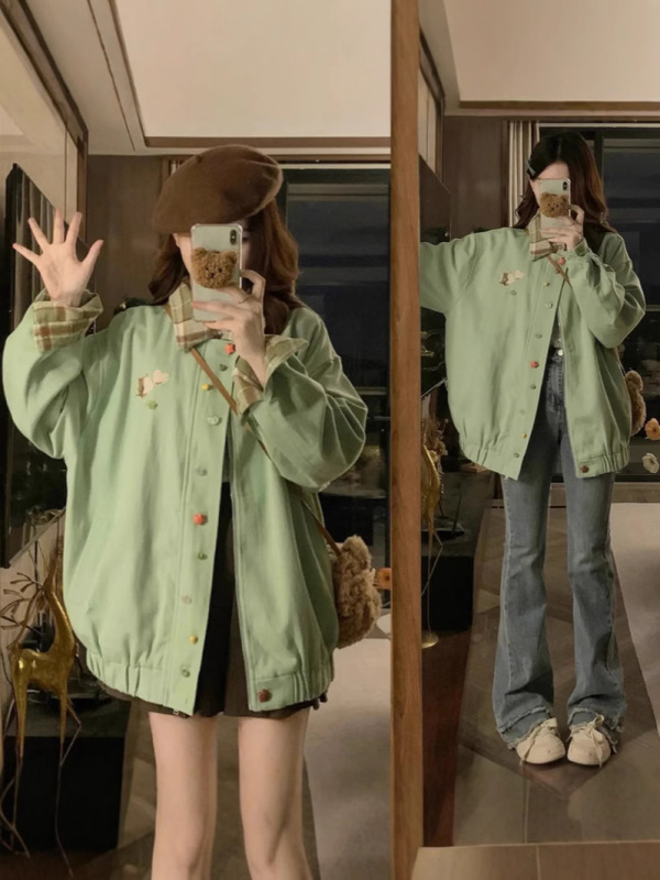 新しい甘さの格子が学生のコートをめくっています。女性2025春のinsデザイン感がゆったりしています。|undefined
