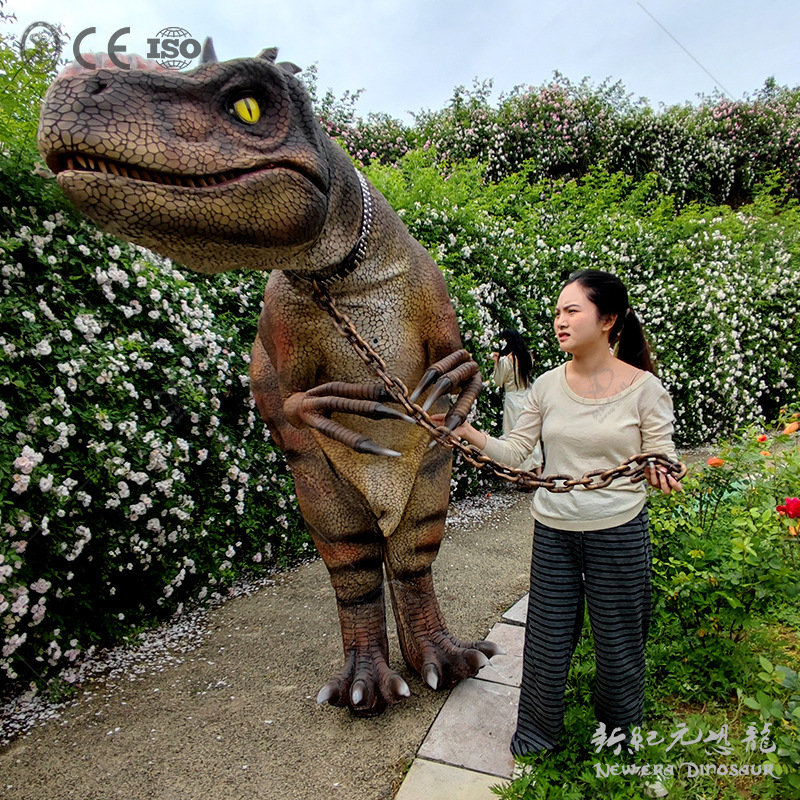 Capa de dinosaurio simulada a gran escala, ropa de dinosaurio vestible para personas reales, exhibición de rendimiento interactivo de calentamiento