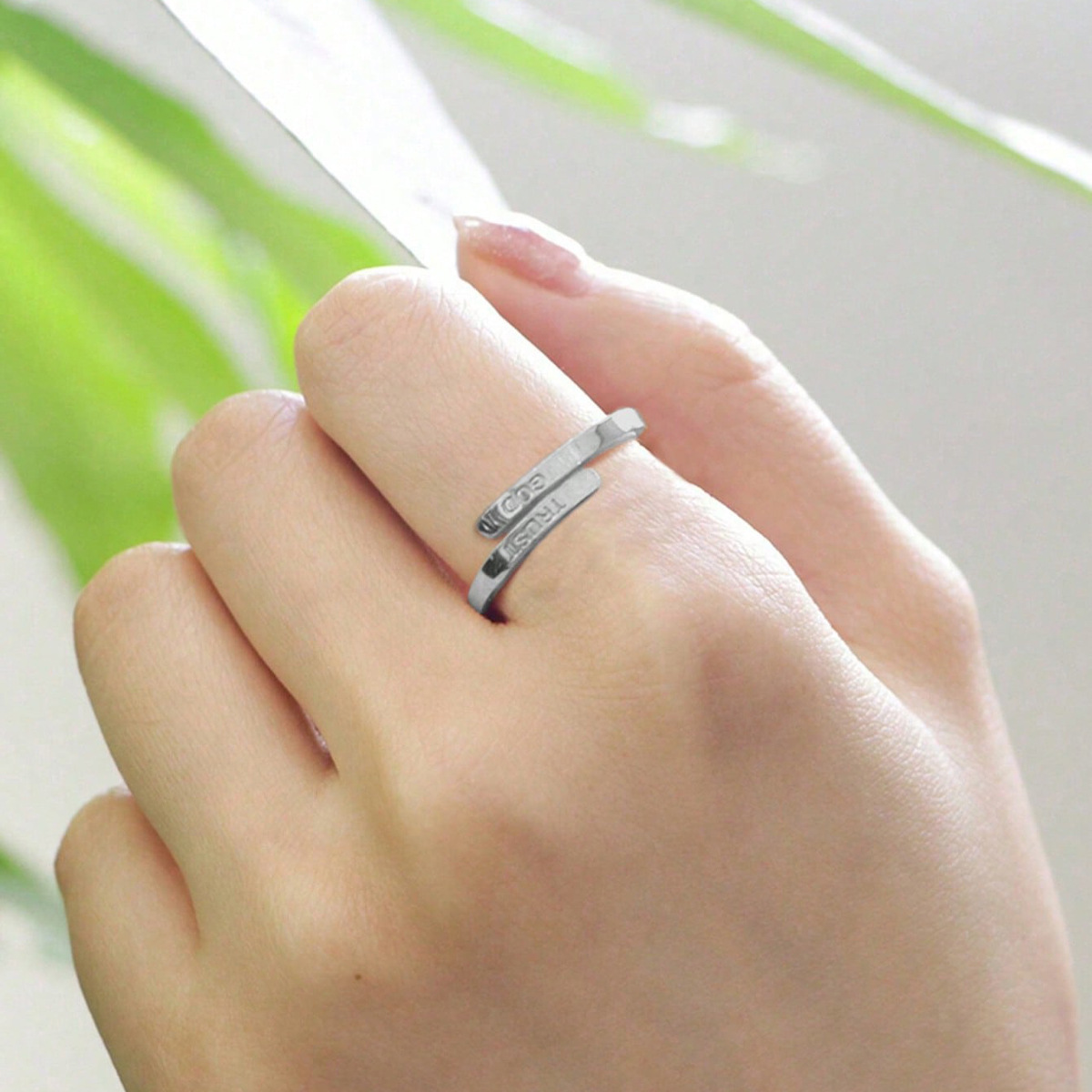 Glittrande designerring för damer, elegant och bekväm_voghion.com