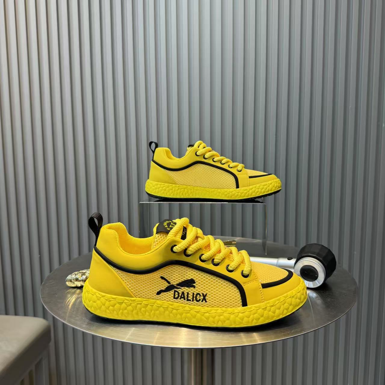 Cómodo y versátil tejido volador transpirable suela suave zapatos casuales antideslizantes zapatos de moda zapatillas de deporte de moda baja primavera y verano nuevos zapatos para hombres