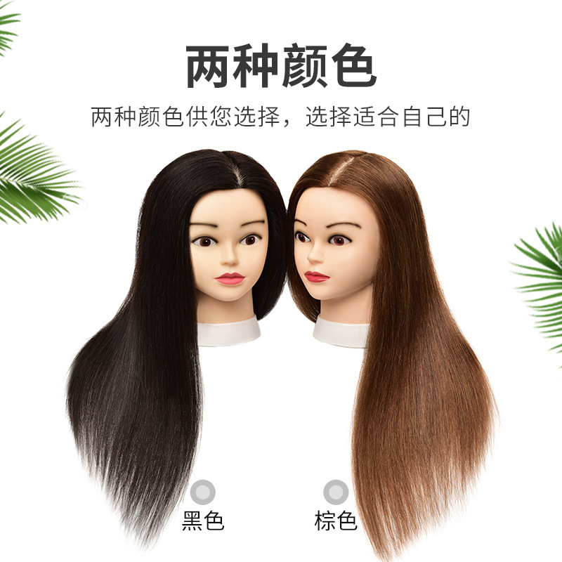全本物の髪の髪のモデルの見習いは、髪を切ることを練習しています。|undefined