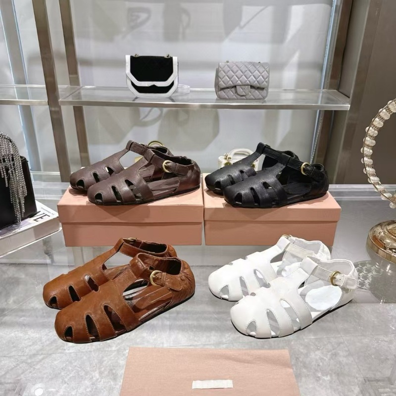 高版2025春夏新款miu真皮平底搭扣罗马包头包跟外穿沙滩凉单鞋女