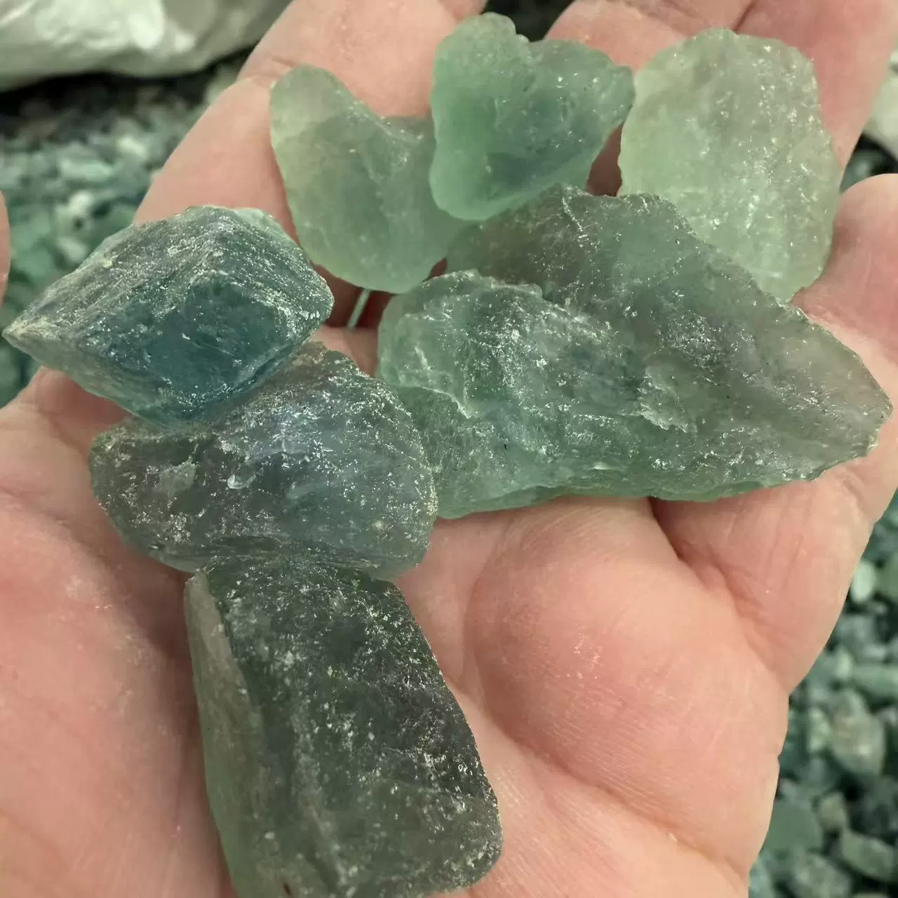 98绿色原石萤石块 冶炼铸造用萤石块颗粒 DIY用萤石颗粒