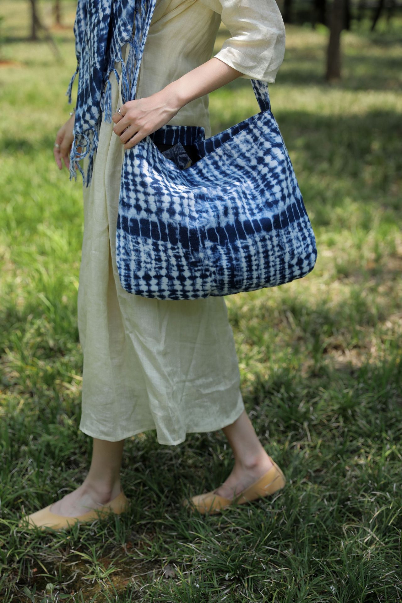 2023 Yunnan estilo étnico hecho a mano tie-dyed bolso de hombro artístico versátil pequeño bolso de tela azul y blanco retro casual bolsa de mensajero