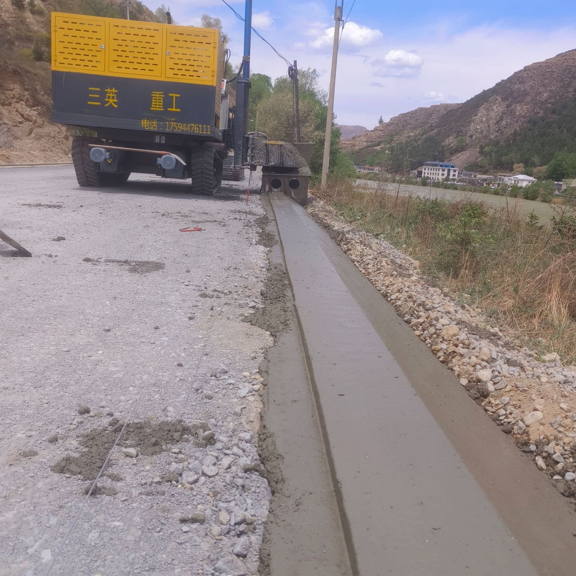 路沿石滑模机 规格齐全 精确度高 操作简单 快速发货 路沿石滑模