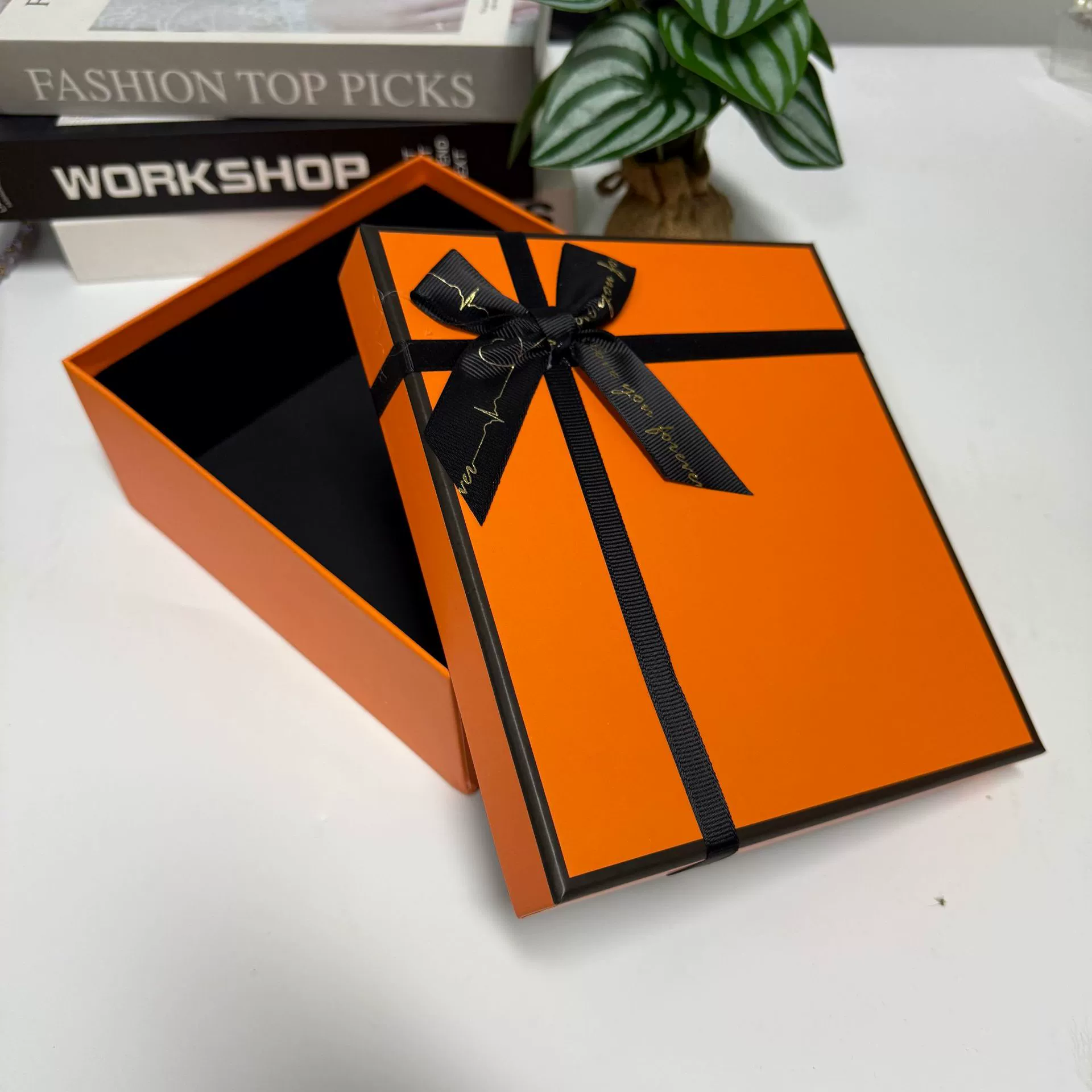 Изысканная подарочная коробка с бантом