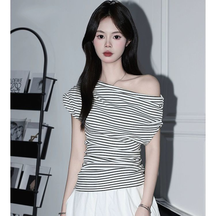Camiseta de hombro inclinada a rayas negras y blancas puras americanas de verano para mujeres con camisas de manga corta casuales para exportaciones de comercio exterior