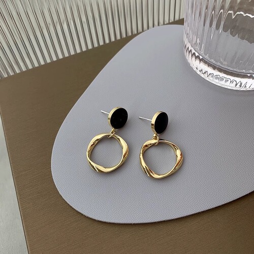 Light luxury retro wave hoop pendant painless mosquito coil disc ear clip elegant fashionable high-end niche trendy earrings for women