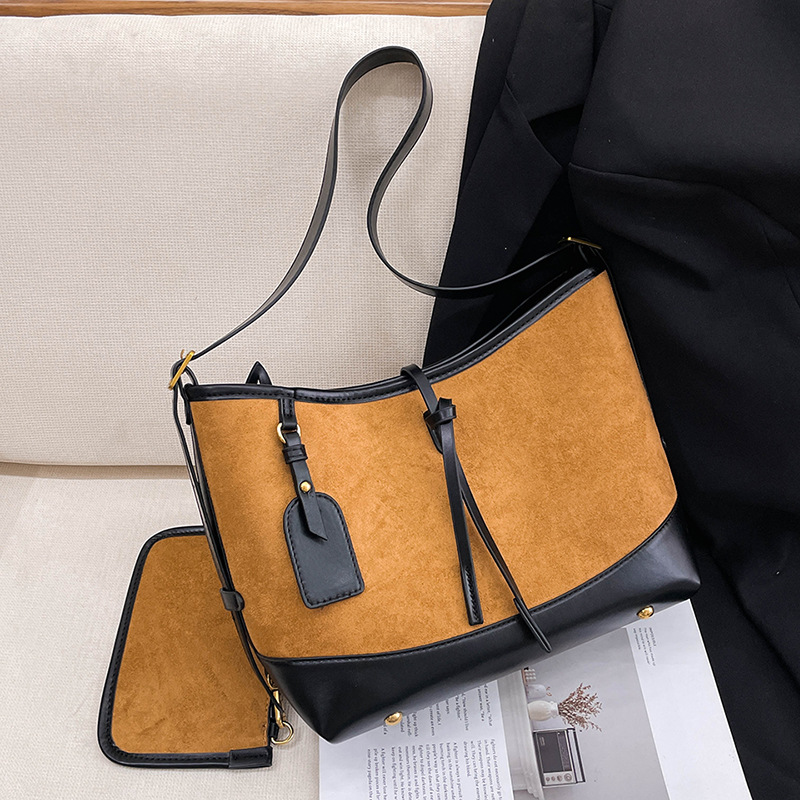 Bolsos de brazo lujosos transfronterizos para mujeres 2025 invierno nuevo estilo de moda de transporte de viaje bolso de hombro empalmado de moda mochila