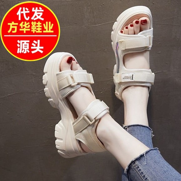 Nuevo velcro deportivo padre sandalias de hadas viento fondo grueso mujer verano pedazo sensación de mierda con falda zapatos de playa