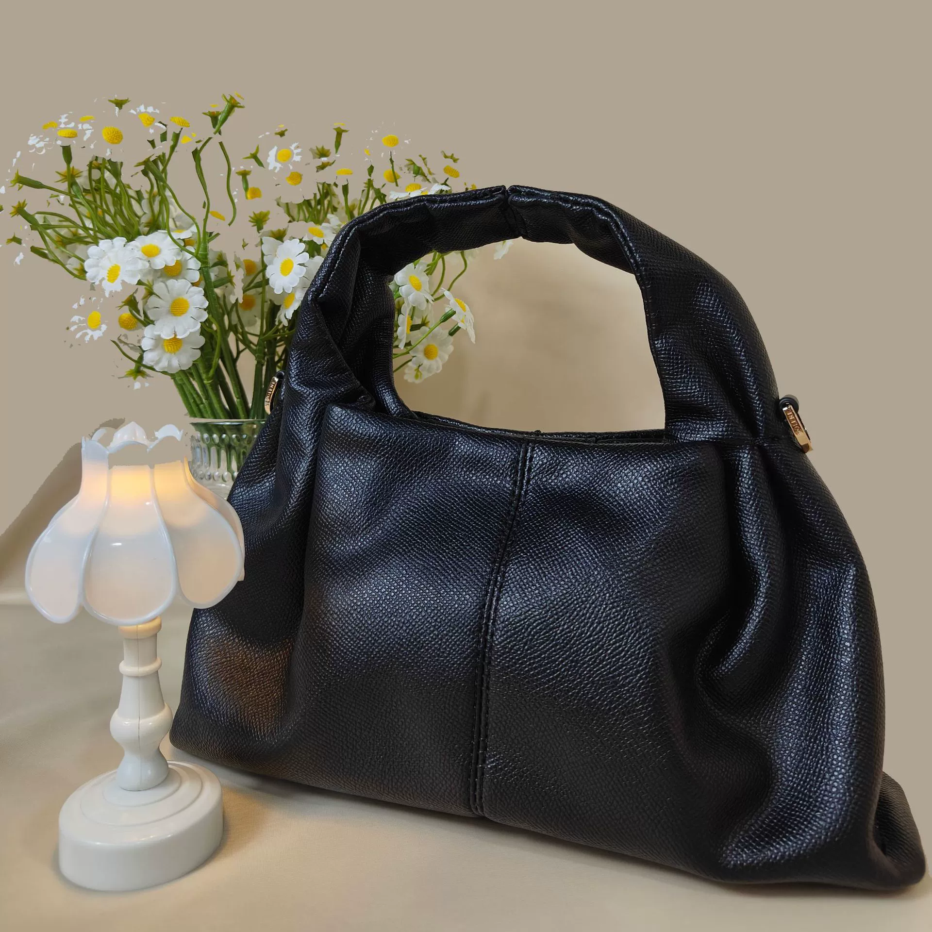 Universal retro one-shoulder bag