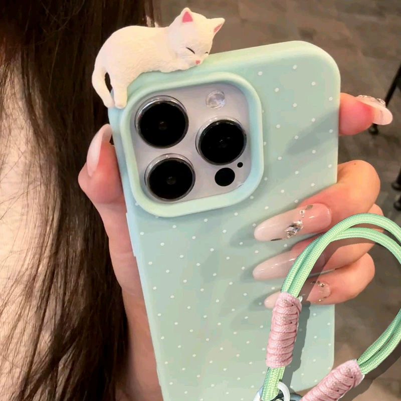 Силиконовый чехол Apple iPhone 16 (совместим), текстура «личи», горошек, вариант с фигуркой кота