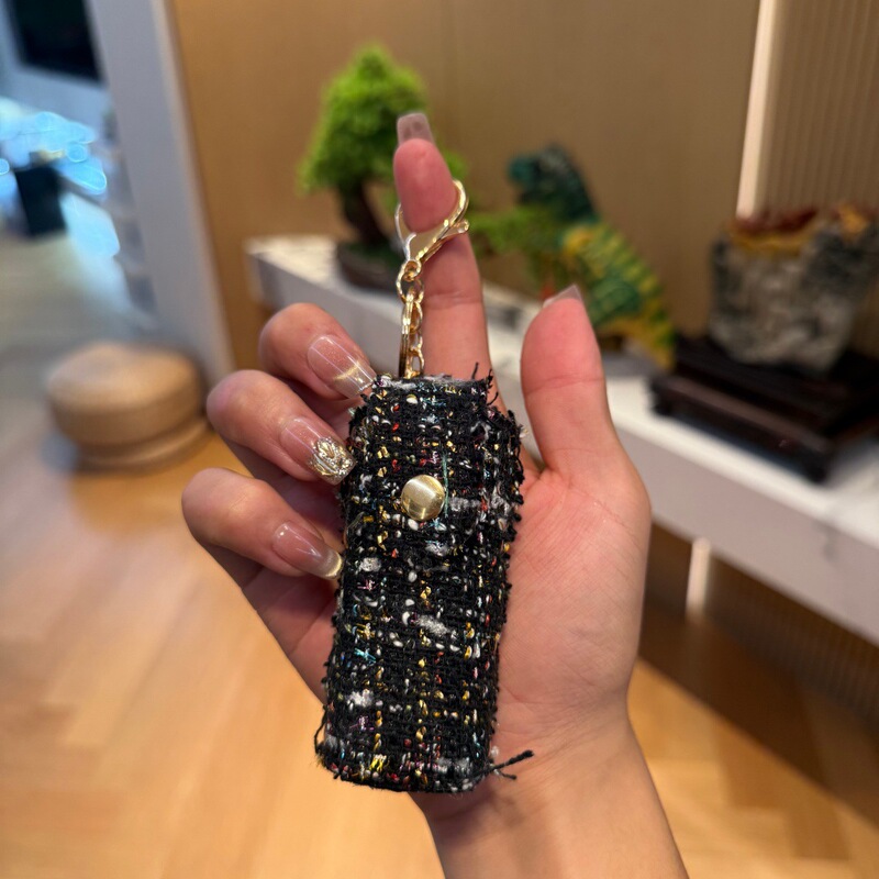 Light Luxury Chanel-Style Tweed Lipstick Case with Keychain Bag Charm Portable Makeup Storage Bag Wholesale Light Luxury Chanel-Style Tweed Lipstick Case with Keychain Bag Charm Portable Makeup Storage Bag Wholesale
