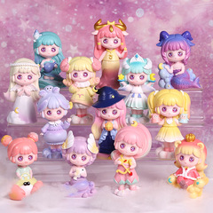 少女のデスクトップの子供の置物のかわいい泡の女の子の誕生日プレゼントの人物の手は12星座のブラインドの箱を作ります。