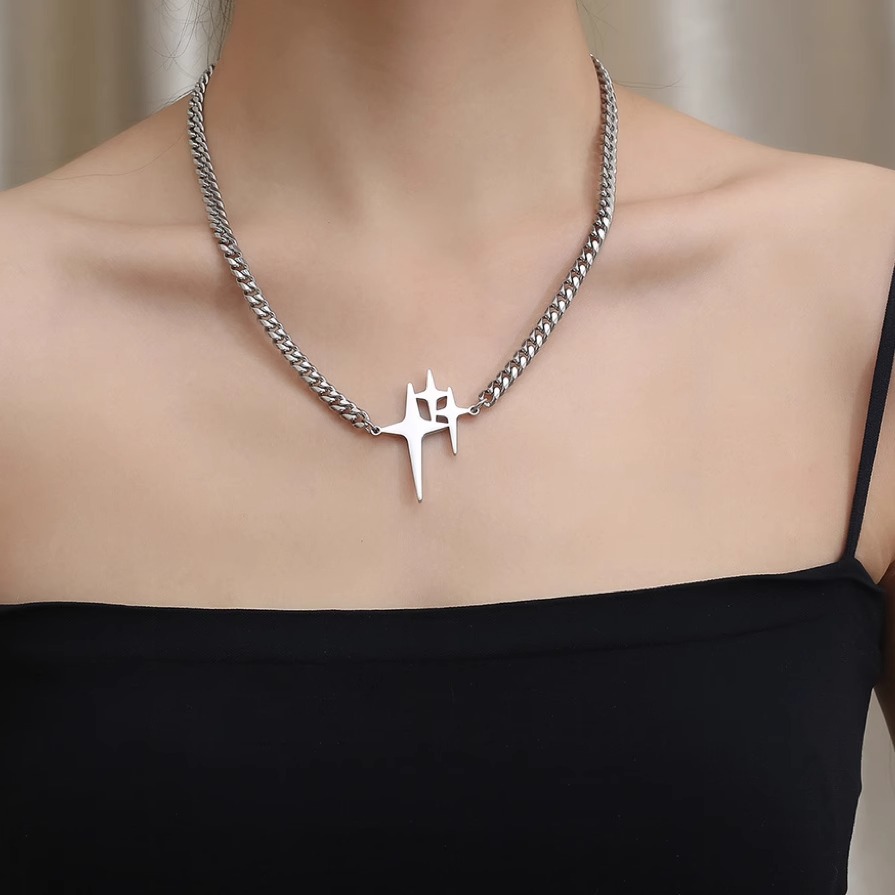 Collier Jackson Wang : Pendentif cubain polyvalent en forme d'étoile, style hip-hop haut de gamme, en acier titane pour homme_voghion.com