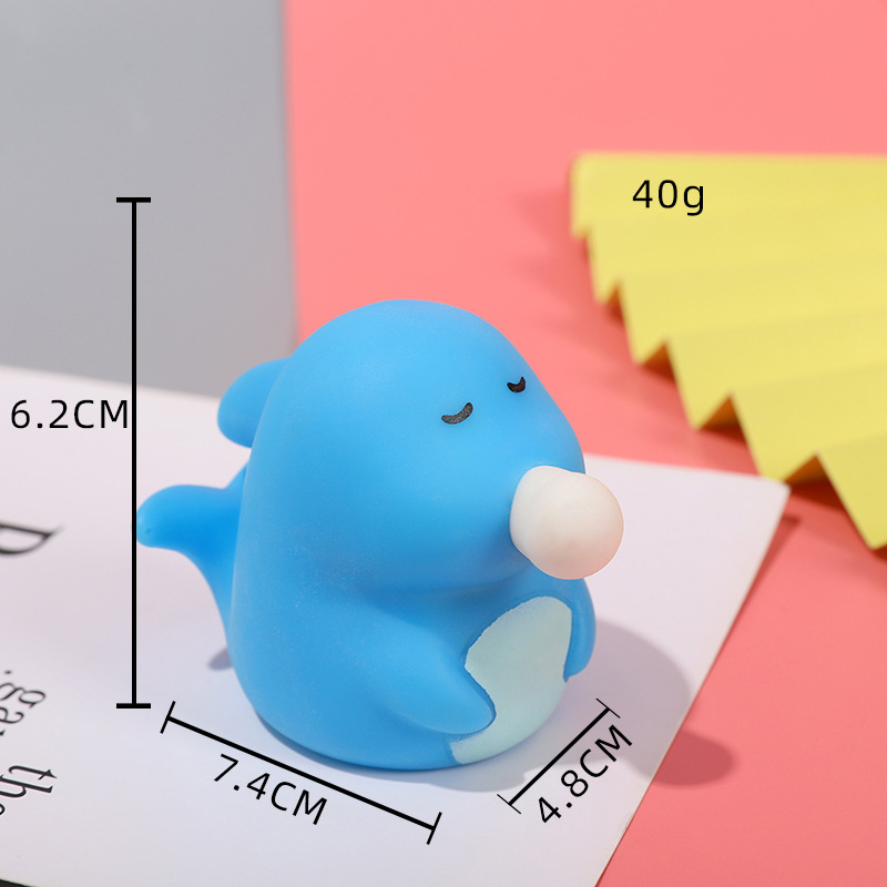 Juguete antiestrés de dibujos animados de niña apretando burbujas, juguete antiestrés de pequeño animal, gadget antiestrés de monstruo verde de Halloween.