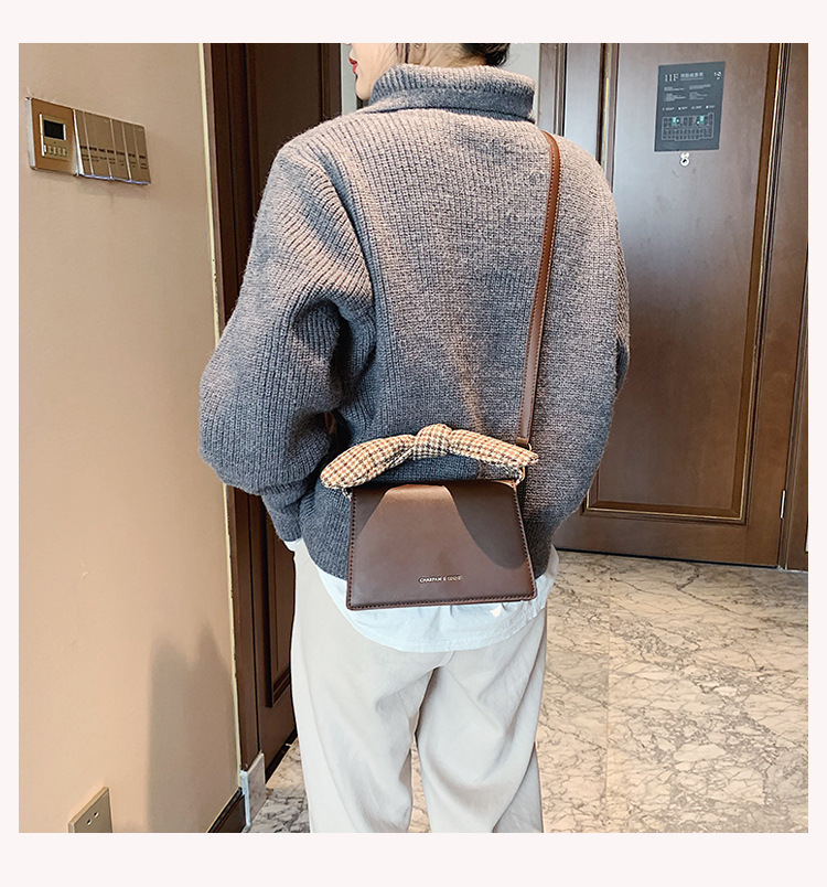 2021 New Ins Niche Messenger Bag Autumn And Winter Portable Small Square Bag display picture 3