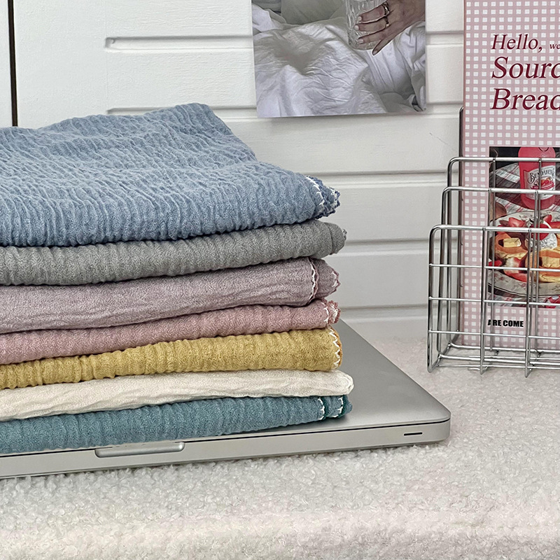 90 toallas cuadradas para mujeres otoño y invierno 2025 nuevo color sólido borde de dientes curvos bolsas de pañuelo protector de cuello bufandas bufandas de seda al por mayor