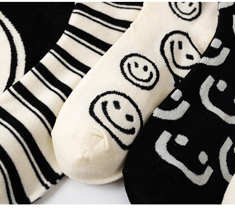 Women's Casual Smiley Face Cotton Jacquard Crew Socks display picture 1