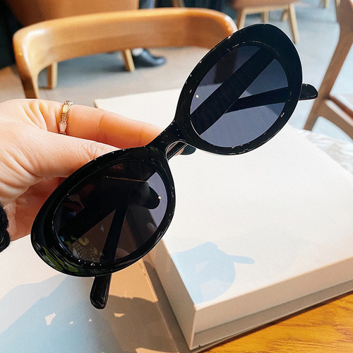 Euro-American UV-protective sun glasses with leopard print frame, cat-eye oval shape, high-end, wood material, for women.