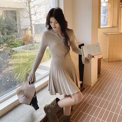 简约时尚针织连衣裙女2025年春季新款V领长袖收腰显瘦气质短裙子