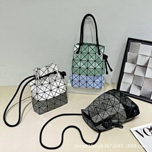 �ձ�һ�����ƴɫ���KˮͰ���μ���׺��������ڰ�Ҹ��б��Ů��