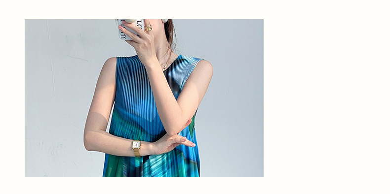 Váy liền thân xếp ly in họa tiết dáng xòe rộng rãi, không tay — Màu xanh lam chi tiết 5