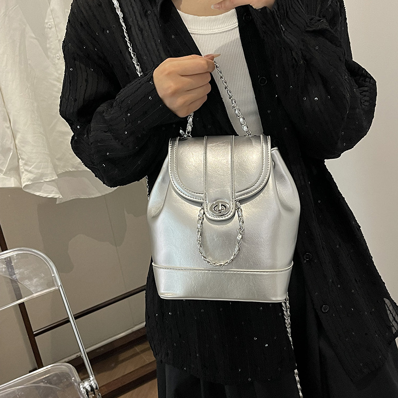 2024 nuevo estilo ins moda negro pequeña fragancia cadena mochila femenina estudiante