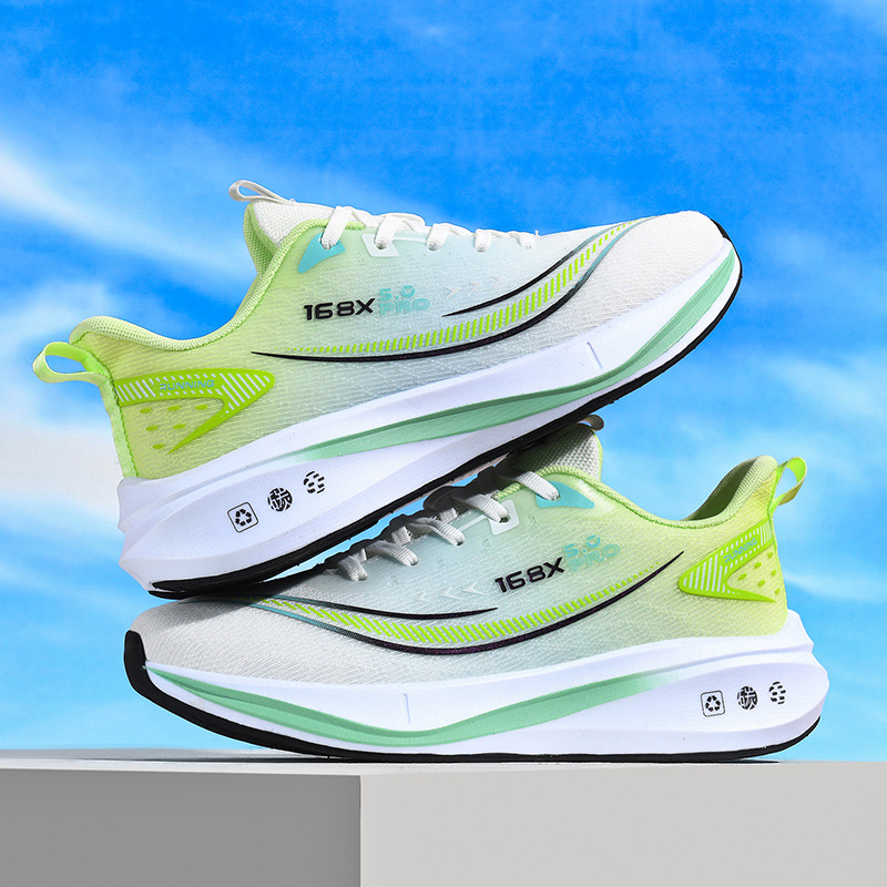 Zapatos deportivos de tejido volador para hombres 2025 nuevos zapatos de corrida de estudiantes de tela coreana con suela suave y transpirables tendencia de zapatos de hombre al por mayor