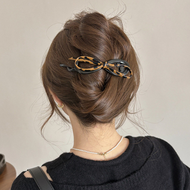 Alto grado de sensación de leopardo arco torsión clip de cabello temperamento disco de cabello una palabra agarrar clip de cabello para mujeres 2025 nuevo toque de cabello